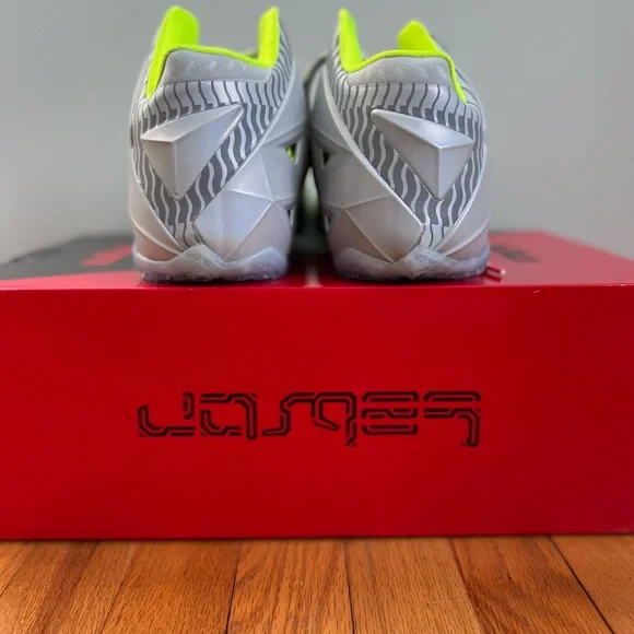 Lebron XI Collection *DEADSTOCK* - Picture 2 of 8